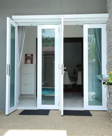 Simple, transparent glass for kitchen cabinet doors is the classic and safe choice in the sense that it would always look nice regardless of the latest trends. Aluminum Door Design photo | Janelas modernas, Porta de ...