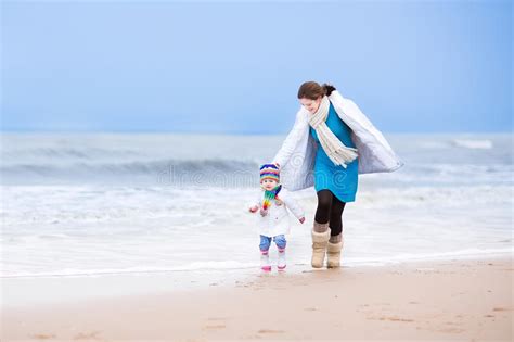 Madre E Hija Que Corren En La Playa Foto De Archivo Imagen De Activo