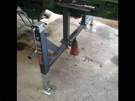 Viewing A Thread Tractor Splitting Stands