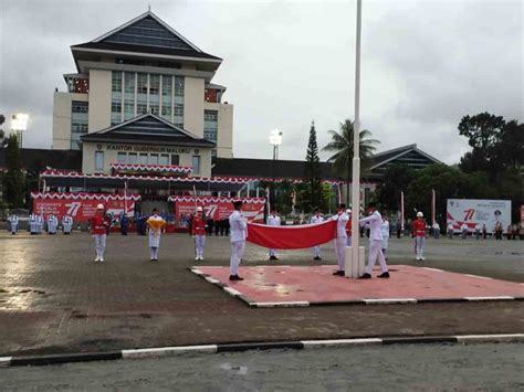 Wagub Maluku Pimpin Upacara Penurunan Bendera HUT Ke 77 RI