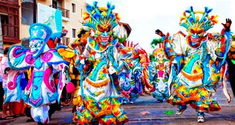 The dominican people and their customs have origins consisting predominately in a european cultural basis, with both african and native taíno influences. Desfile Nacional del Carnaval, República Dominicana. ¡Una ...