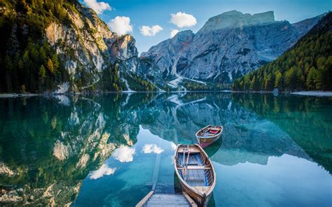 Pragser Wildsee Lago Di Braies Lake In Italy Lake Boats Rocky