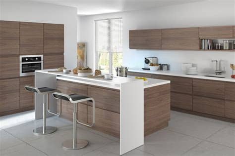 Las medidas de una isla en una cocina pequeña, debe tener como prioridad dejar el espacio de una isla de cocina con estufa incorporada hecha a la medida. Cocinas en Málaga. Muebles de cocina a medida.
