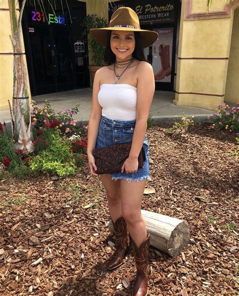Pin By Karla On Vaquera Style Cowgirl Style Outfits Cute Cowgirl