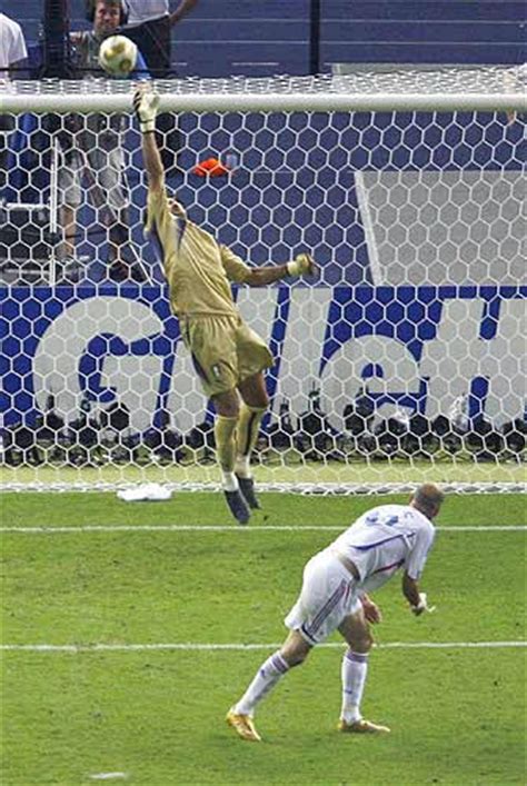 Gianluigi buffon, 43, italya juventus, 2019'den beri kaleci piyasa değeri: Zidane heading, Buffon saving... - World Cup Greatest