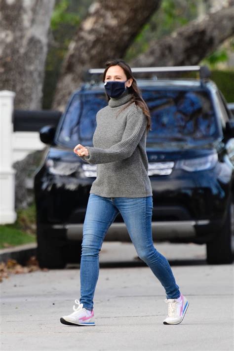 Jennifer Garner In Skinny Jeans Seen In Her Brentwood Neighborhood