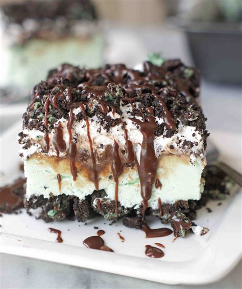 Chocolate cake layers and minty italian meringue are topped off with soft peppermint candies for a fun and festive holiday look. Mint Oreo Ice Cream Dessert - 5 Boys Baker
