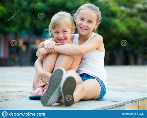 Embrassement Du Sourire De Deux Petites Filles Photo Stock Image Du Caucasien Famille