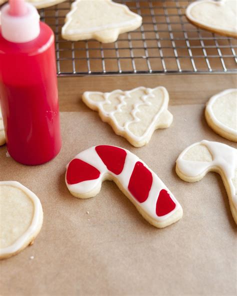 Next, you are going to want to 'spill' or 'flood' your cookie. How to Decorate Cookies with Icing | Recipe | Cookie icing ...