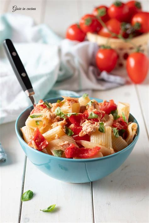 Filled with crisp veggies and fresh herbs, it's just as delicious as. Pasta fredda con tonno, pomodorini e cipolla | Ricette ...