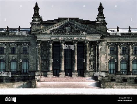 Reichstag Building In The Snow 1985 Berlin Stock Photo Alamy