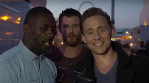 Chris Hemsworth And Idris Elba Take Over Tom Hiddlestons Acceptance