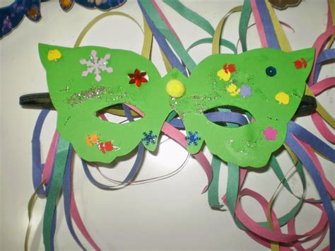 Τι καλύτερη ιδέα από το να φτιάξετε ένα πρωτομαγιάτικο στεφάνι. ΤΑ ΤΟΥ ΝΗΠΙΑΓΩΓΕΙΟΥ: ΜΑΣΚΕΣ