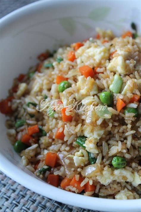 Sebab, mungkin jika dibandingkan dengan nasi goreng lain, nasgor ini penampilannya kalah menarik dan biasa saja. Nasi Goreng Seafood Azie Kitchen