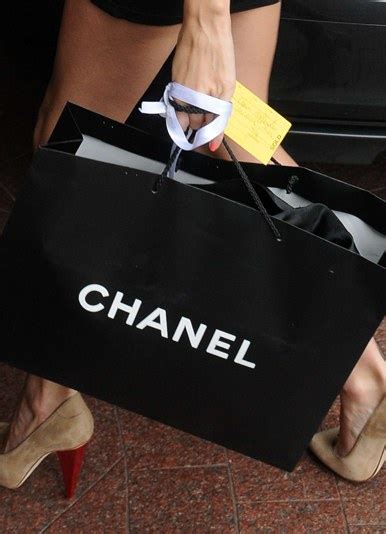 Resenhando... A história dignifica a marca porque Chanel continua em