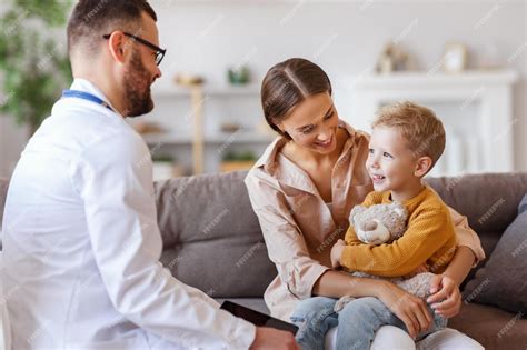 Счастливый маленький ребенок мальчик пациент со своей матерью на приеме у дружелюбного педиатра