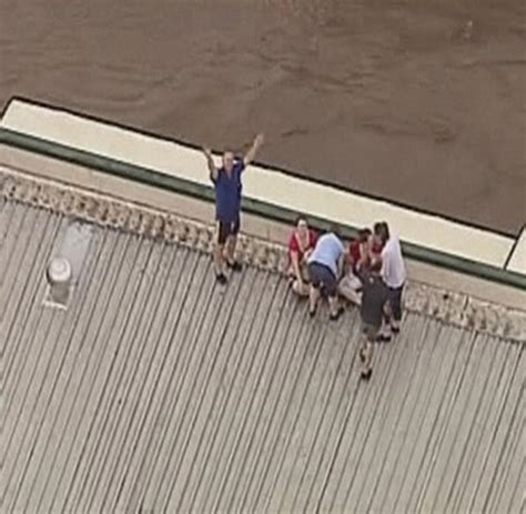 Hochwasser In Australien Eine Flutwelle Rast Durch Das Land Bilder