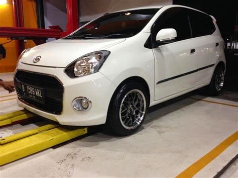 Masuk ke kabin, warna merah kombinasi. otomotif mobil balap: Modifikasi Mobil Ayla : Ide Kreatif Untuk Mobil Mungil