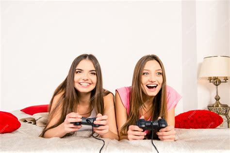Chicas Sexy Excitadas Jugando Videojuegos En El Dormitorio Foto Premium