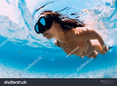 Naked Woman Free Diver Glides Over Stockfoto Shutterstock