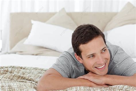 background pria ceria berbaring di kamar tidurnya beristirahat istirahat santai foto dan gambar