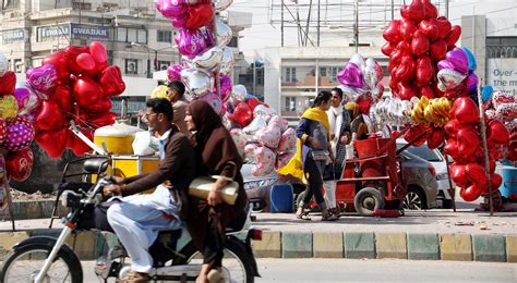 Valentines Day Celebration Photos In Pakistan Iran Iraq Zimbabwe