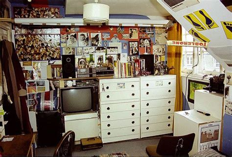 So Many Posters 40 Vintage Pictures Showing Teenage Bedrooms In The