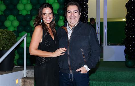 Vem conferir a noite animada de faustão com os amigos. Faustão e esposa comemoram aniversário do filho com festão ...