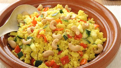 Couscous, both a grain and a pasta, is a versatile ingredient high in vitamins and minerals. Probeer deze lekkere en gezonde vegetarische couscous met ...