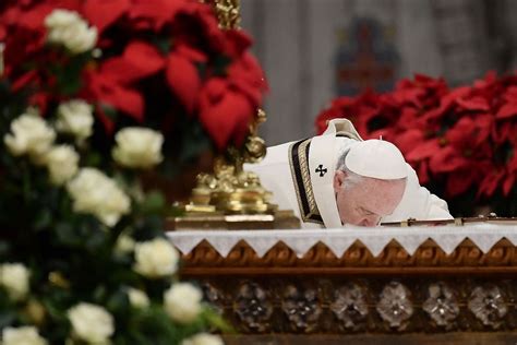 El Papa Francisco Celebra Una Santa Misa Durante La Misa De Nochebuena