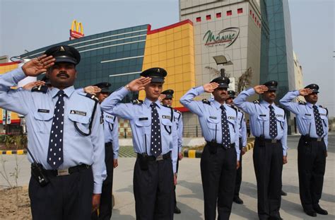 Polis sedang mengesan suspek yang memukul seorang pengawal keselamatan warga nepal yang mana perbuatannya itu dirakam. Uniform Pengawal Keselamatan