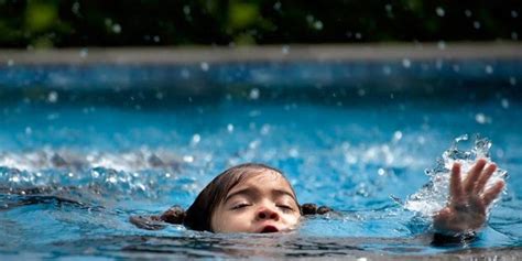 الغرق لدى الأطفال الأسباب والعلامات والعلاج والوقاية