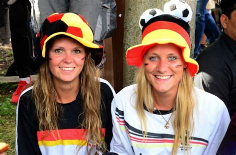 Schön, dass du da bist. Jubelschreie beim Sieg der Deutschen gegen die Slowakei im ...