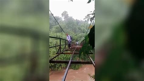 Viral Pelajar Di Bengkulu Bertaruh Nyawa Seberangi Jembatan Rusak Medcomid
