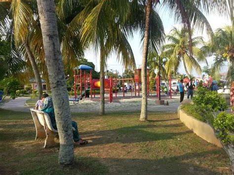 The area has an esplanade planted with casuarina trees where people can come to enjoy the sea breeze. Pantai Murni - Tempat bersantai di Yan | Percutian Bajet