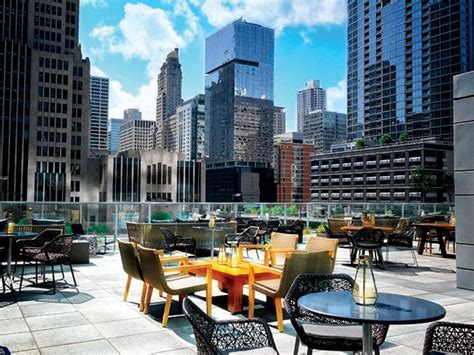 The Coolest Hotel Bars In Chicago Rooftop Bars Chicago Downtown