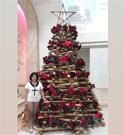 Pohon natal terbesar dan tertinggi di labuan bajo yang diletakan di salah satu sudut pelabuhan labuan bajo. 5 Konsep Pohon Natal Anti-Mainstream, Ada yang dari Pete