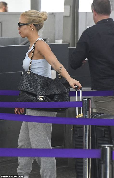 Tammy Hembrow Emerges Barefaced And Braless In A Baggy Sweats As She