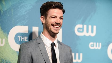 the flash actor grant gustin responds to body shaming comments on a leaked set photo and