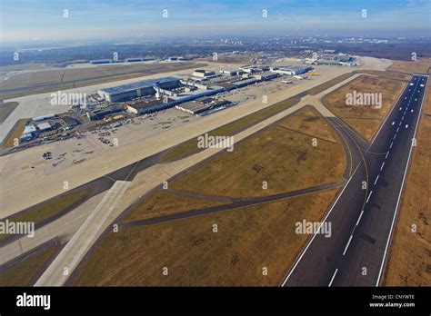 Cargo Terminal Start Und Landebahn Und Sch Rzen Des Flughafen K Ln