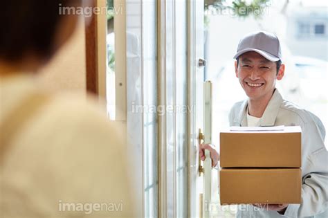 【荷物を届ける宅配員】の画像素材31937985 写真素材ならイメージナビ