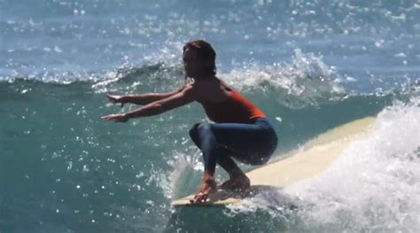 Inner Wild Sarah Brady Célèbre à Nouveau Le Surf Féminin Surf Session
