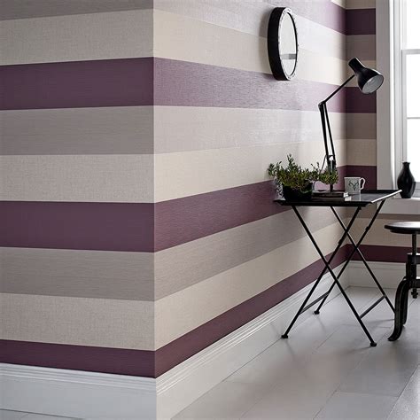 La fantasia a righe per le pareti della casa identificata la parete da dipingere, che, come abbiamo detto sopra sarà quella che si intende maggiormente valorizzare, scegliere i due o più colori. Striped Wallpaper: Vertical vs. Horizontal | Graham & Brown