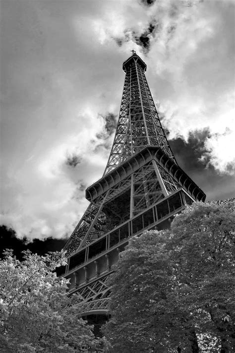 Mi VisiÓn GrÁfica Del Mundo Eiffel Tower A Corner View In Black And