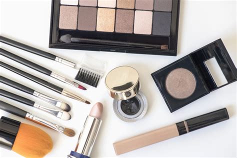 15 Productos Básicos De Maquillaje Para Utilizar A Diario En Casa