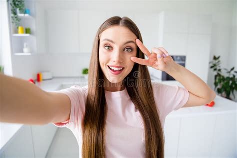 Photo Portrait Young Woman Smiling Taking Selfie In Kitchen At Home