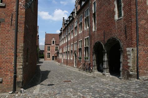 Digitale aanmeldperiode voor leuvense basisscholen gestart. Groot Begijnhof en Klein Begijnhof Leuven: UNESCO ...