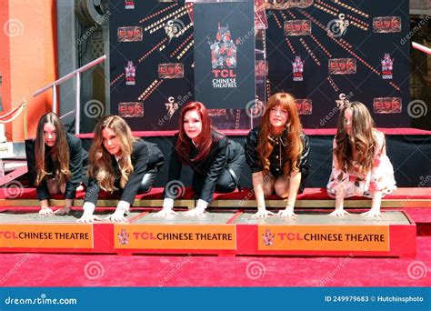 Lisa Marie Presley Leaves Priscilla Presley Handprint - vrogue.co