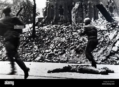 Photograph of Soviet Red Army soldiers during a street battle during Stock Photo: 162597684 - Alamy