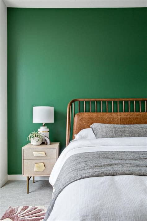 Midcentury Modern Bedroom Has Green Accent Wall Hgtv